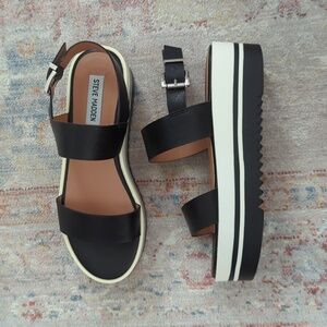 Steve Madden Adora Size 8M Black and White Platform Sandals